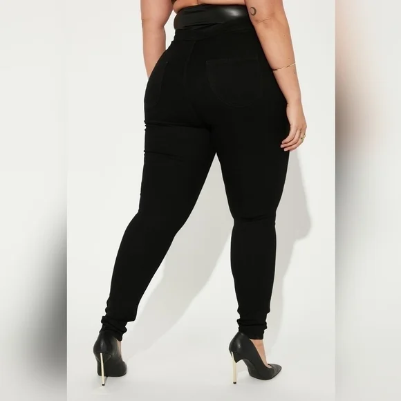 Fashion Nova Super High Waist Denim Skinnies - Black (Size 11) - Picture 6 of 7